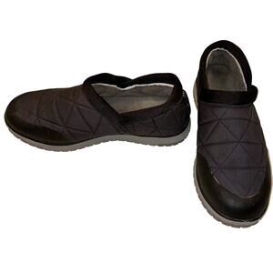 LL Bean Women’s Ultralight PrimaLoft Quilted Slippers 9 M Black Quilted Slip-On